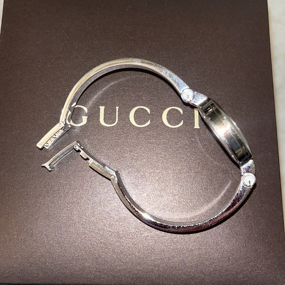 Y2K pre loved ladies Gucci watch (bracelet style) OG box - Picture 5 of 13
